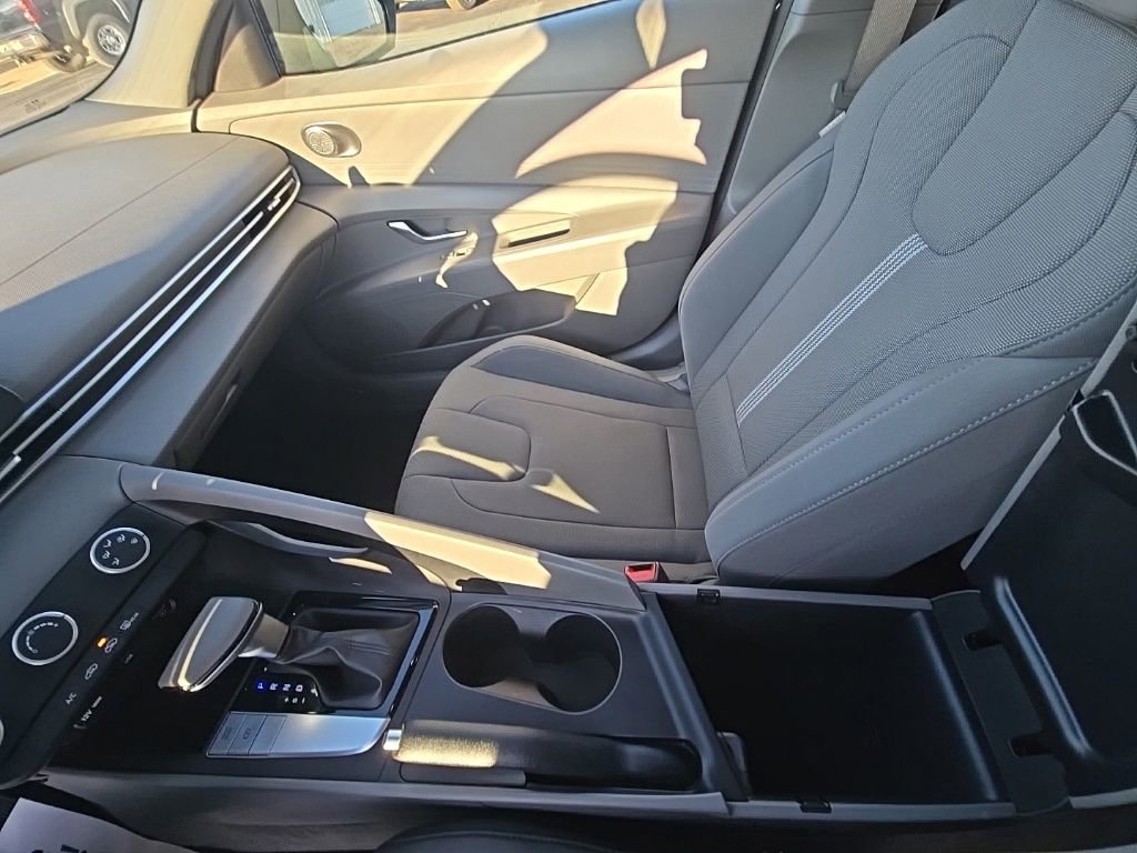 Used 2022 Hyundai Elantra SE image 22