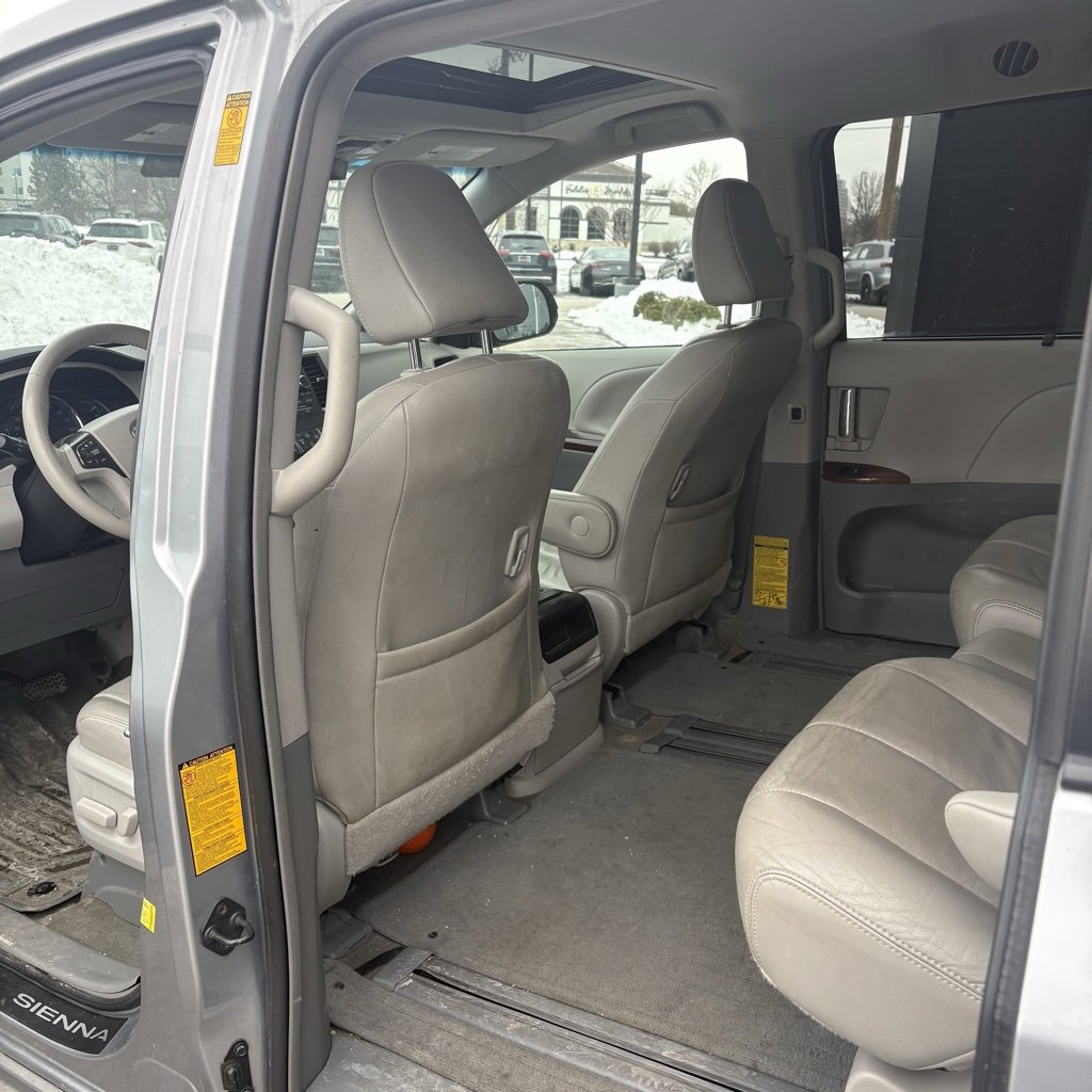 Used 2014 Toyota Sienna XLE image 13