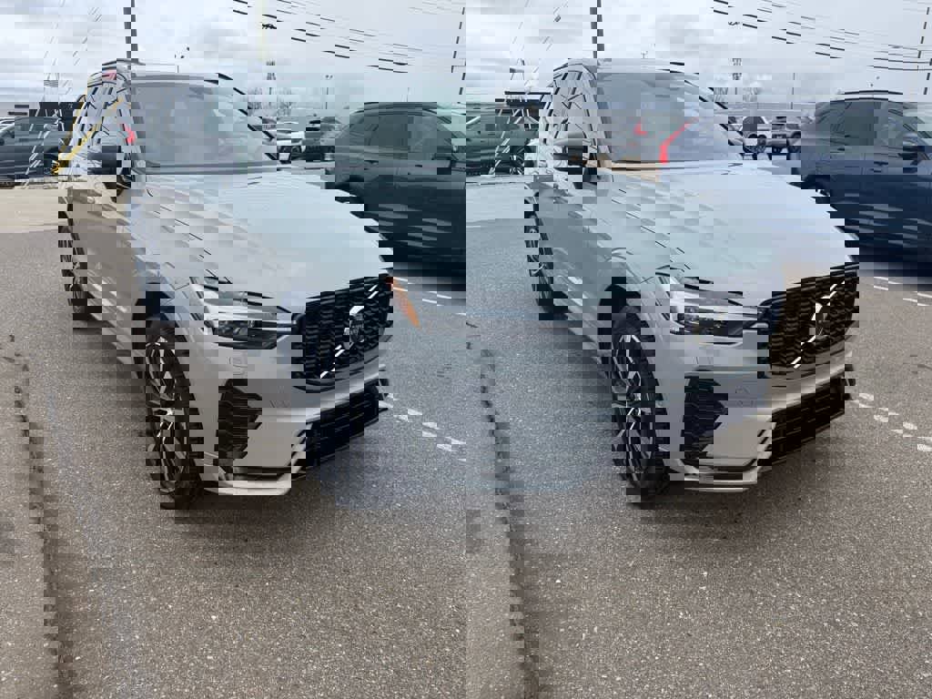 Used 2025 Volvo XC60 B5 Ultra image 3
