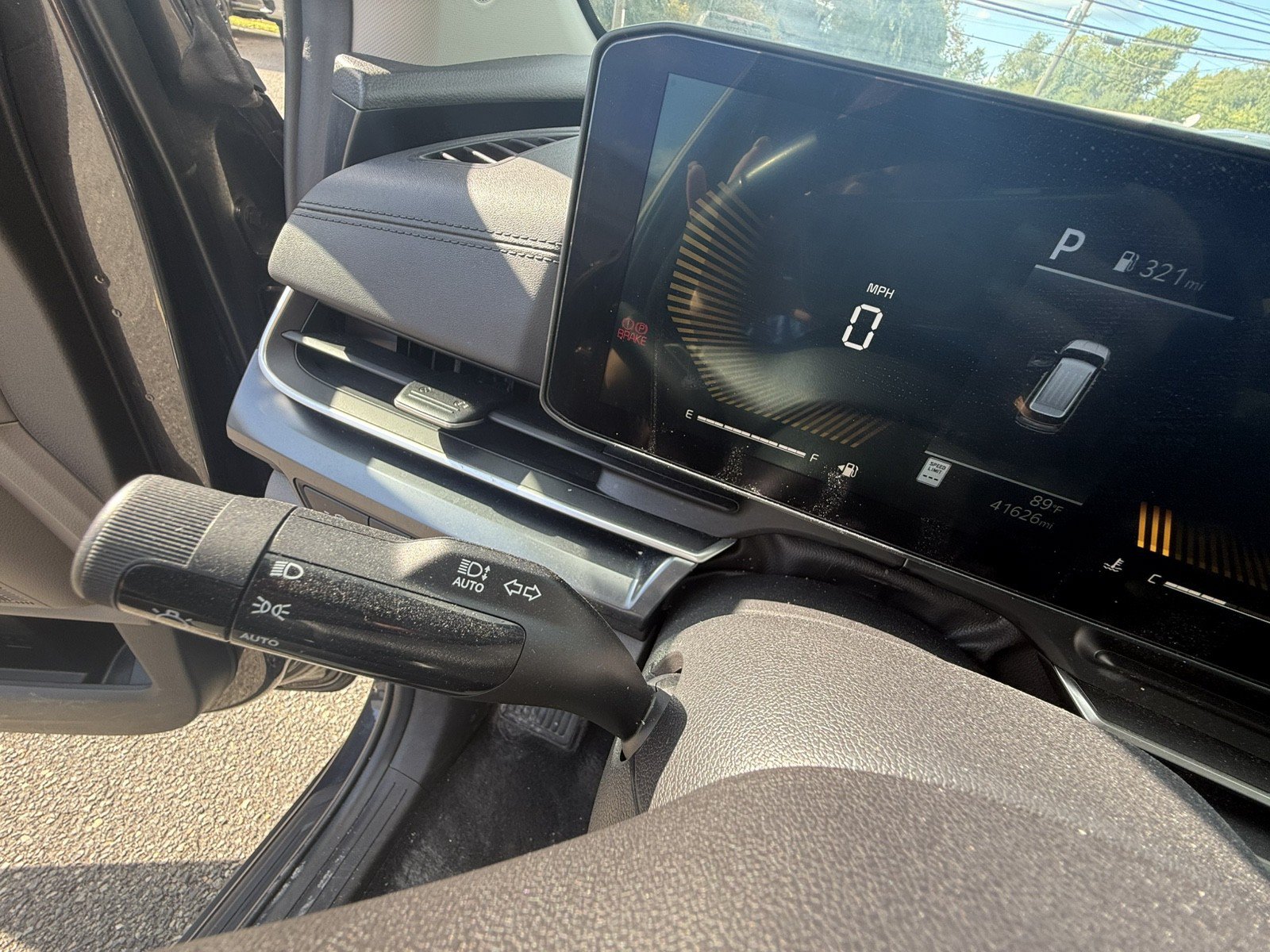 Used 2025 Kia Carnival FWD image 23