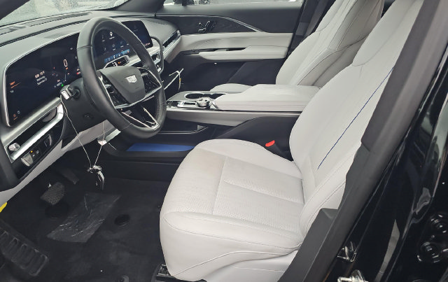 Used 2024 Cadillac Lyriq Luxury AWD/4WD image 6