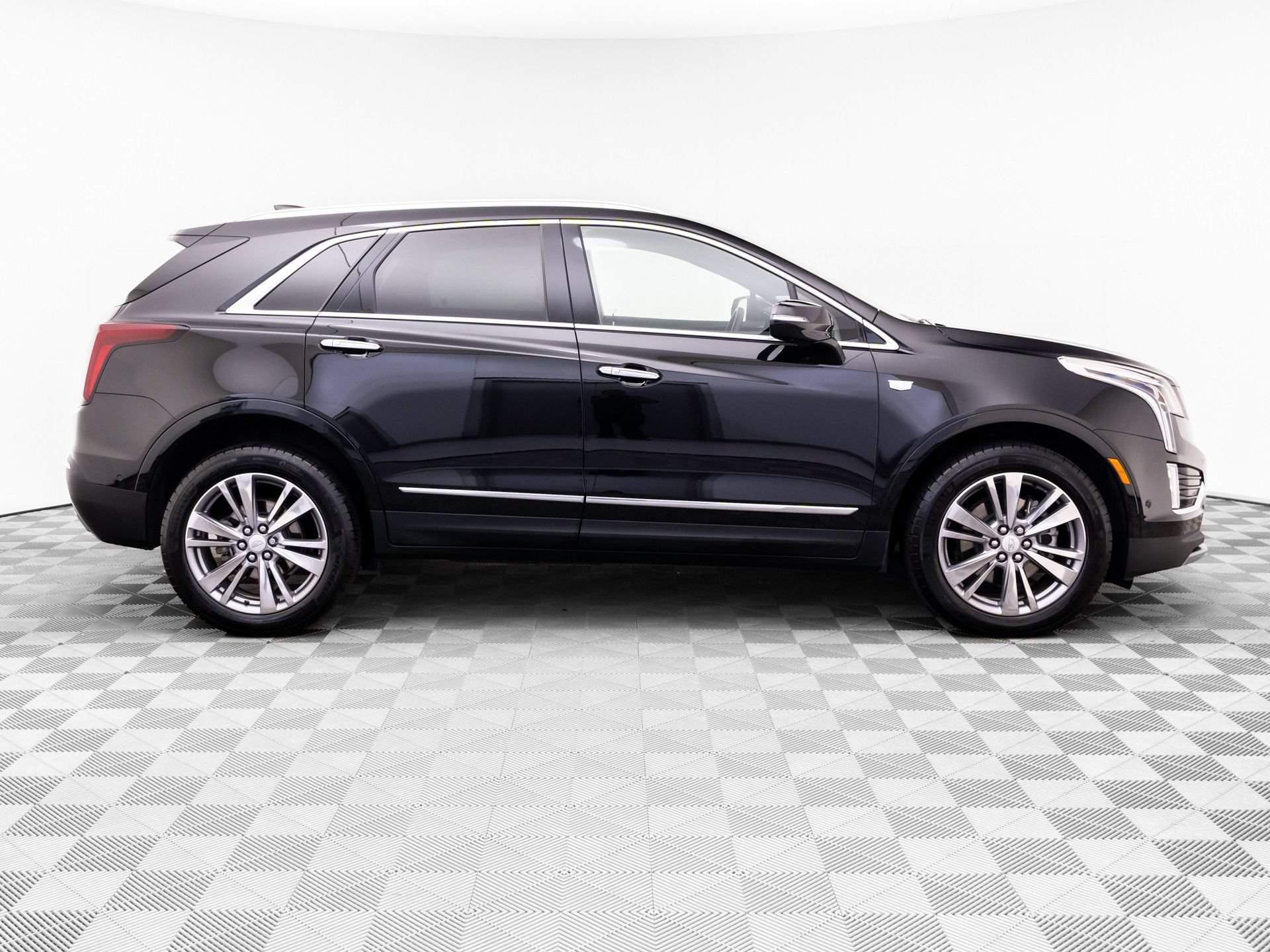 Certified 2025 Cadillac XT5 Premium Luxury w/ Technology Package AWD/4WD image 8