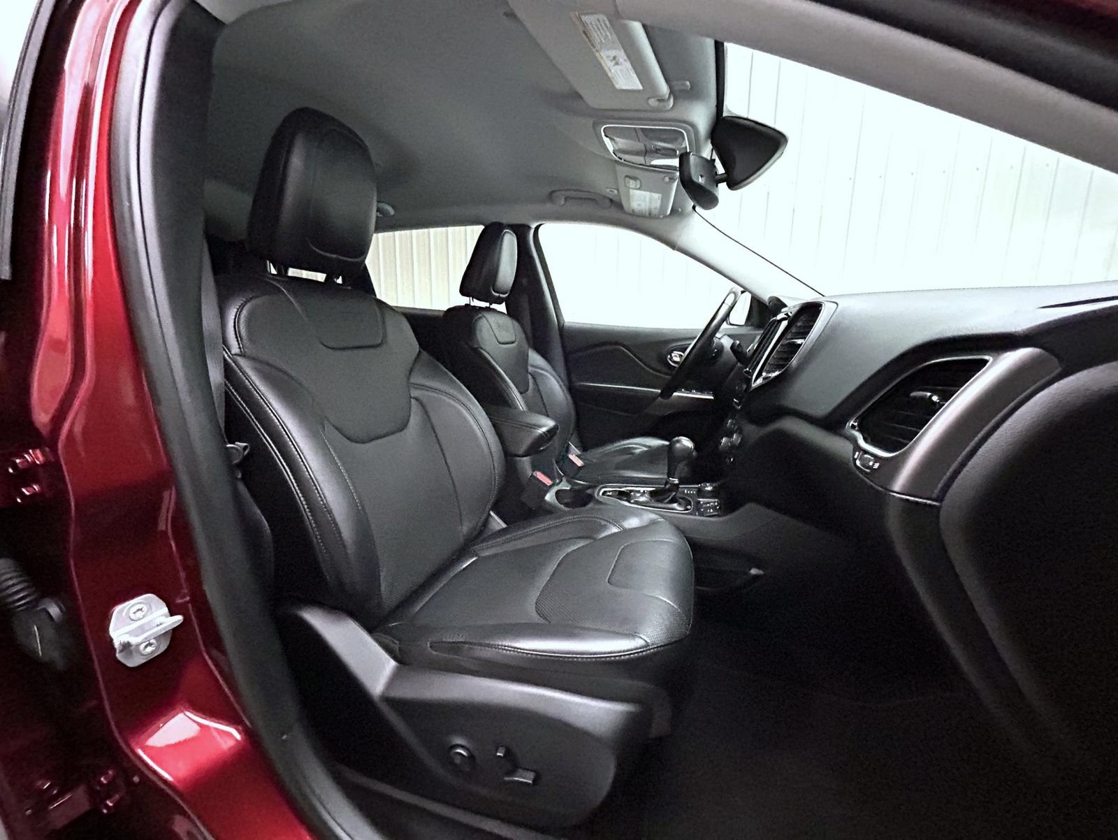 Used 2019 Jeep Cherokee Limited AWD/4WD image 15