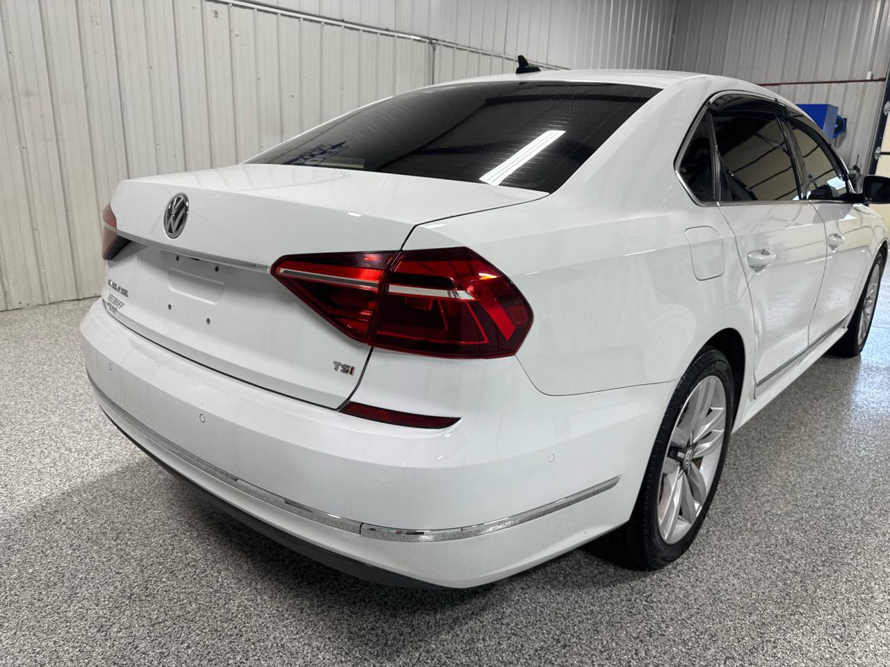 Used 2017 Volkswagen Passat 1.8T SEL Premium FWD image 7