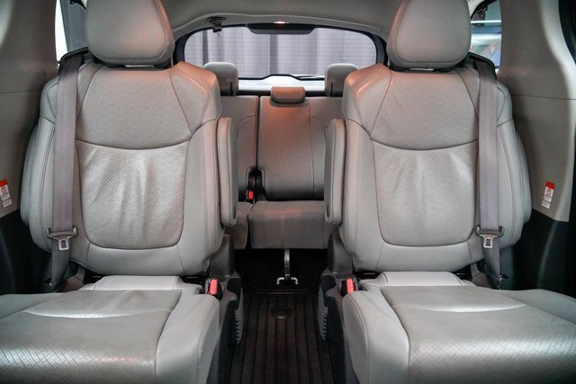 Used 2022 Toyota Sienna Limited image 18