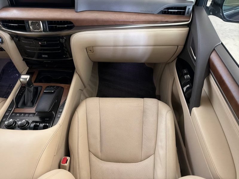 Used 2016 Lexus LX 570 4WD w/ Luxury Package image 24