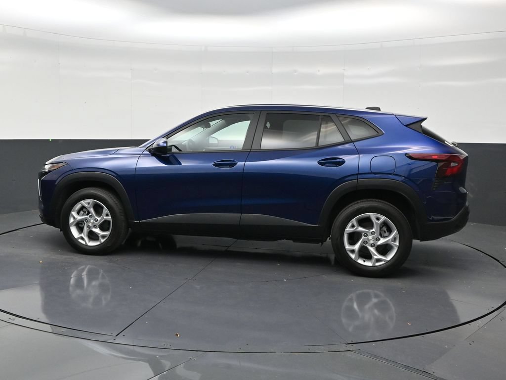 Used 2024 Chevrolet Trax LS w/ LS Convenience Package FWD image 2