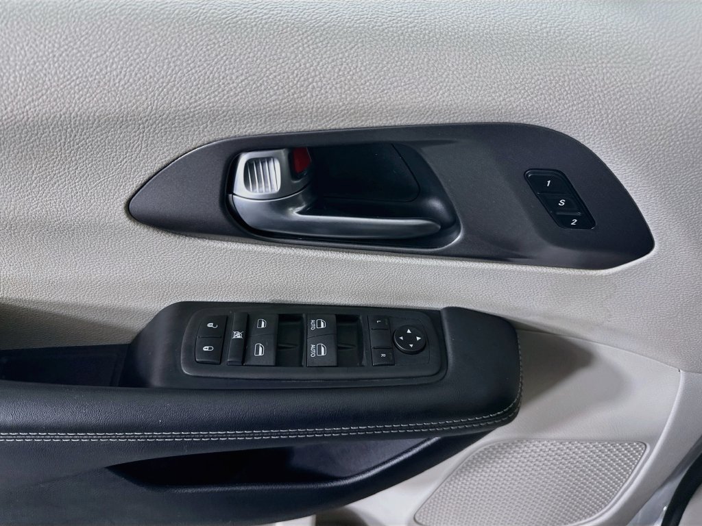 Used 2024 Chrysler Pacifica Touring-L FWD image 22