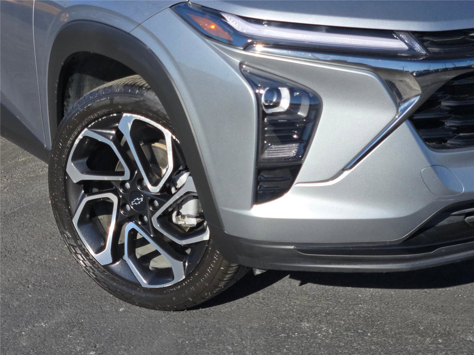 Used 2024 Chevrolet Trax RS w/ Sunroof Package image 3