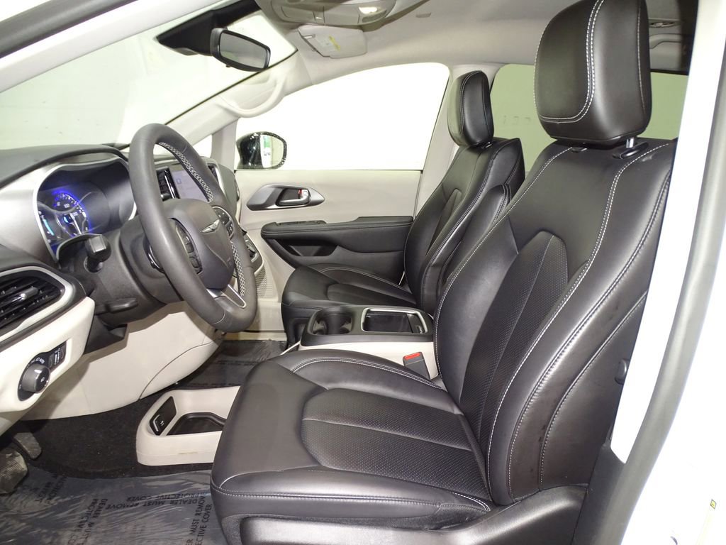Used 2024 Chrysler Pacifica Touring-L image 10