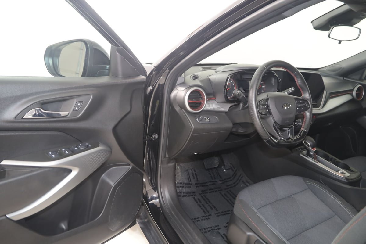 Used 2024 Chevrolet Trax RS FWD image 40