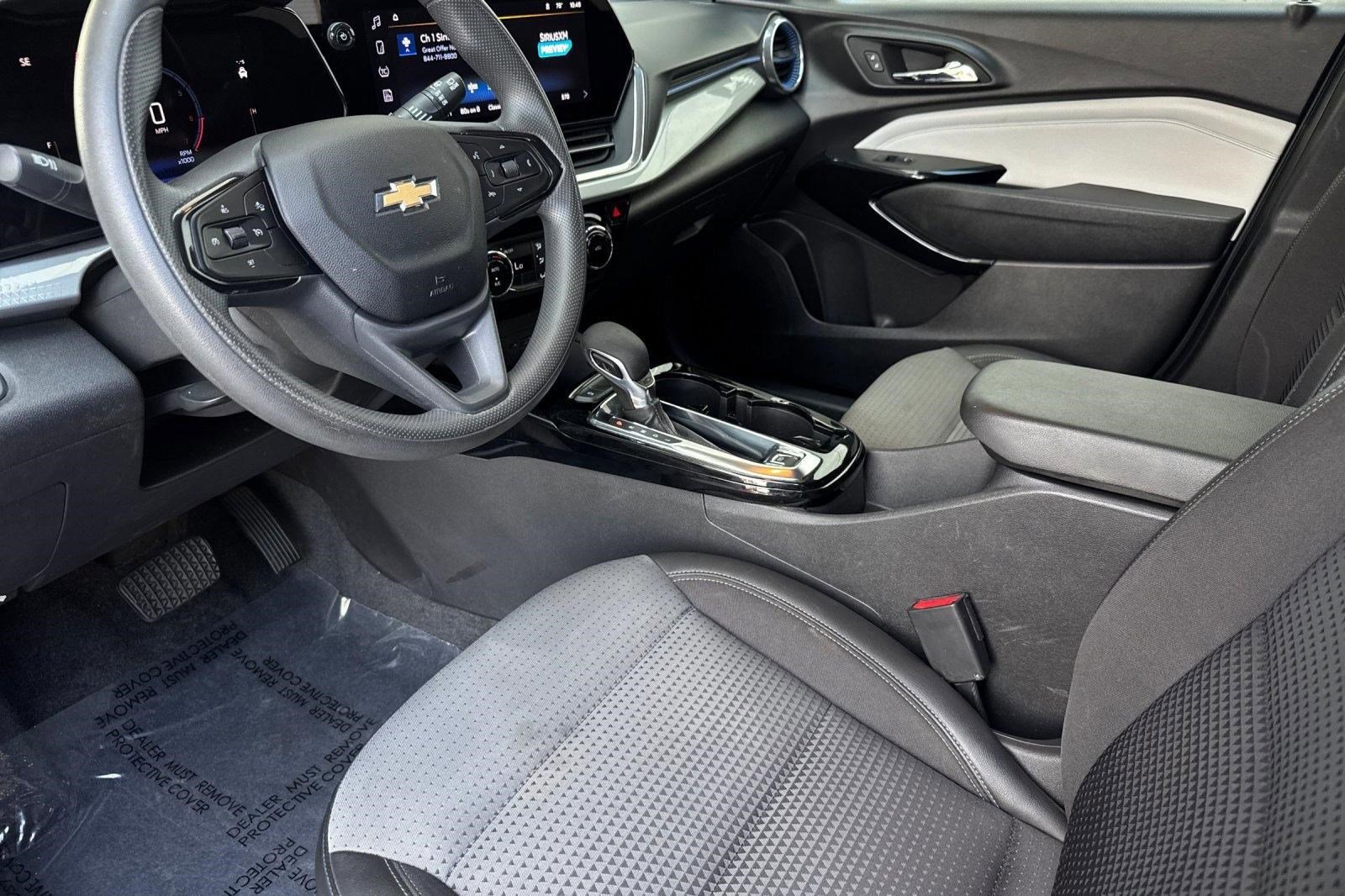 Used 2025 Chevrolet Trax LT image 4