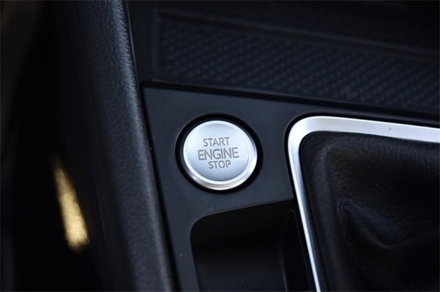 Certified 2025 Volkswagen Jetta SE w/ Sunroof Package image 17