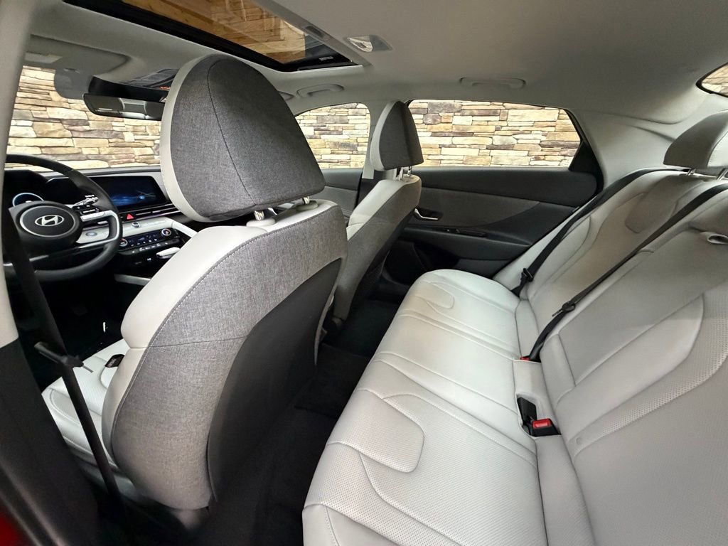 Certified 2025 Hyundai Elantra Limited w/ Cargo Package image 27