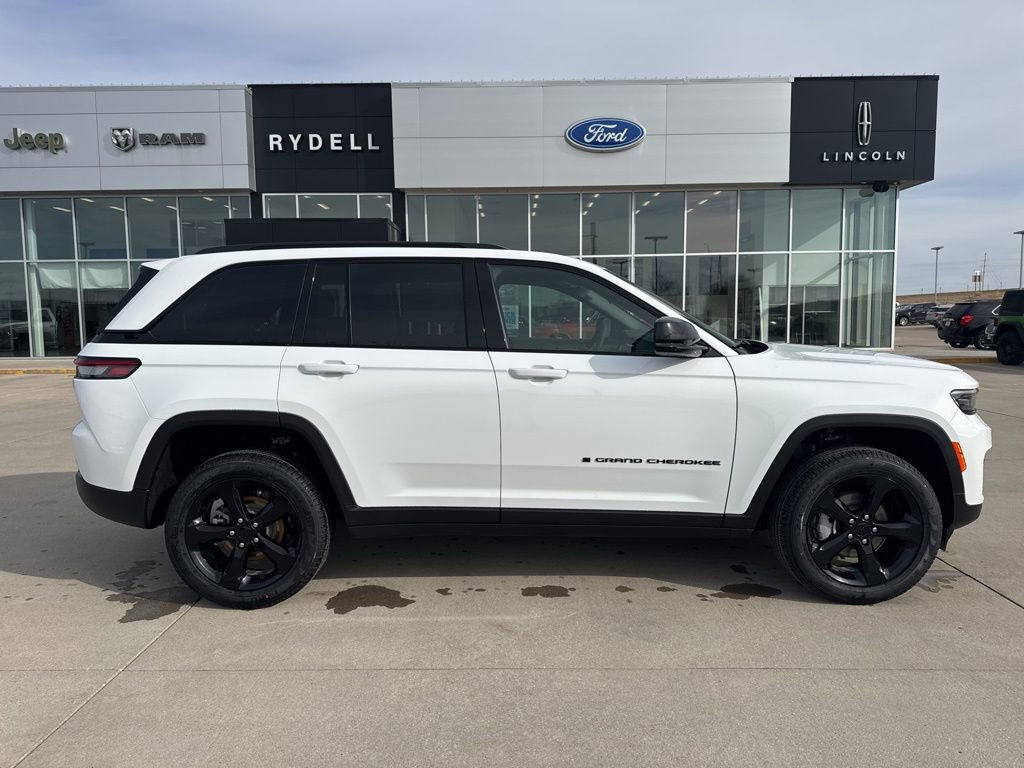 New 2025 Jeep Grand Cherokee Limited w/ Black Appearance Package AWD/4WD image 2