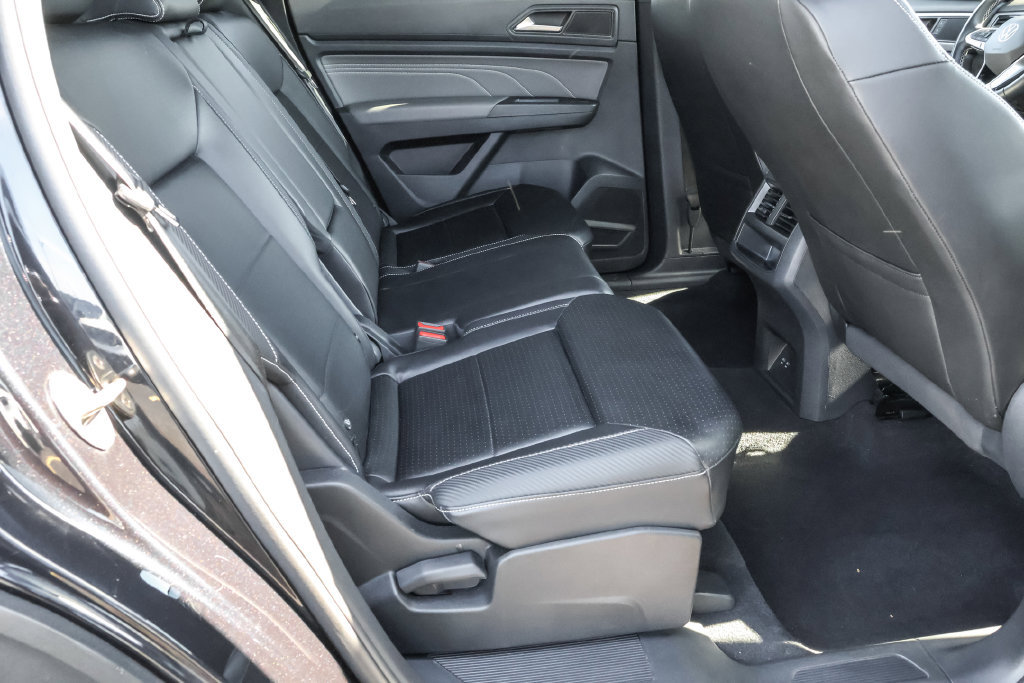 Certified 2023 Volkswagen Atlas Cross Sport SE w/ Panoramic Sunroof Package AWD/4WD image 33
