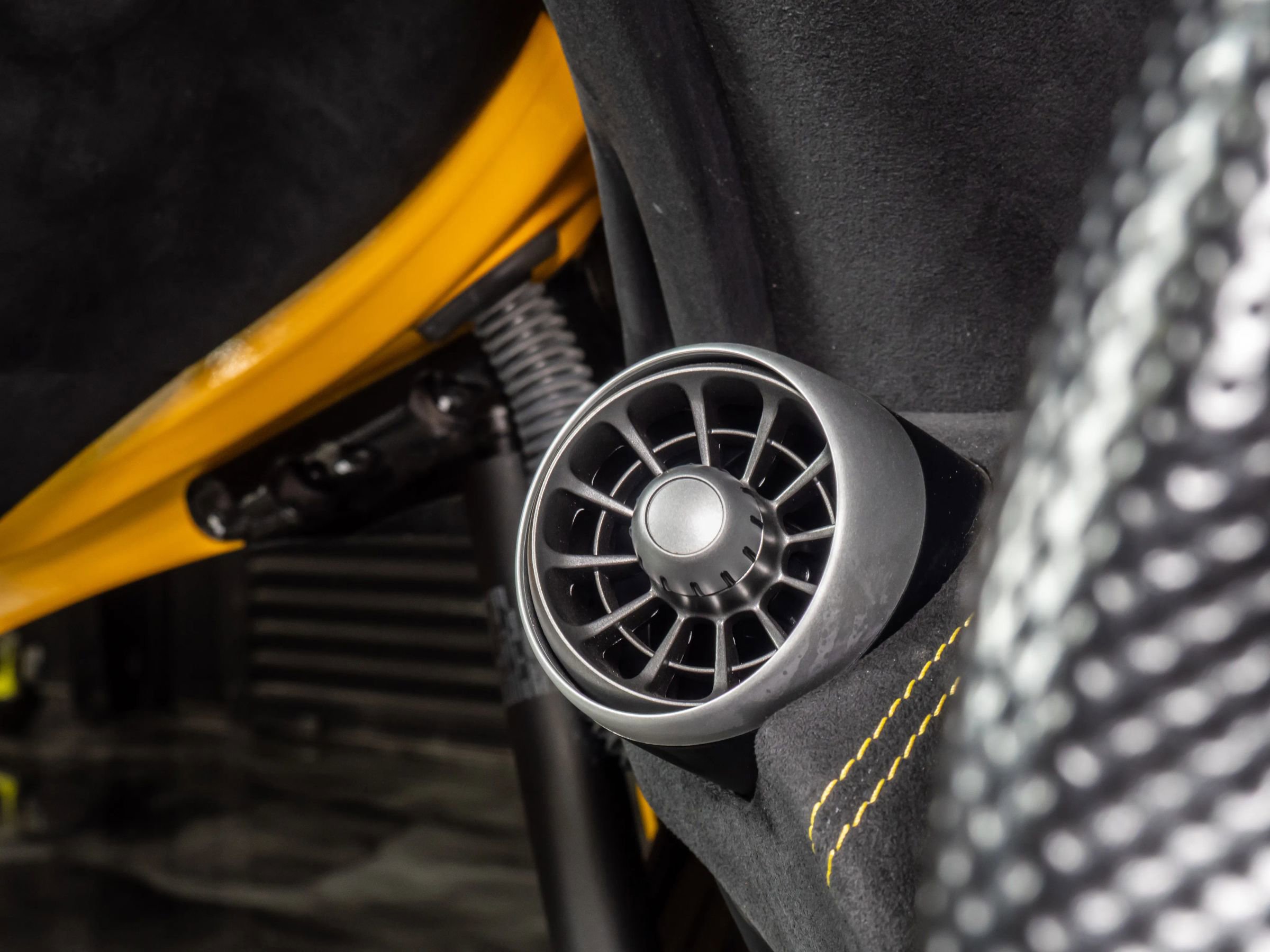 Used 2015 McLaren 650S Spider image 33