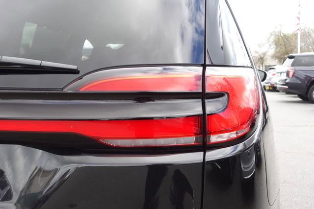 Used 2022 Chrysler Pacifica Touring-L image 7