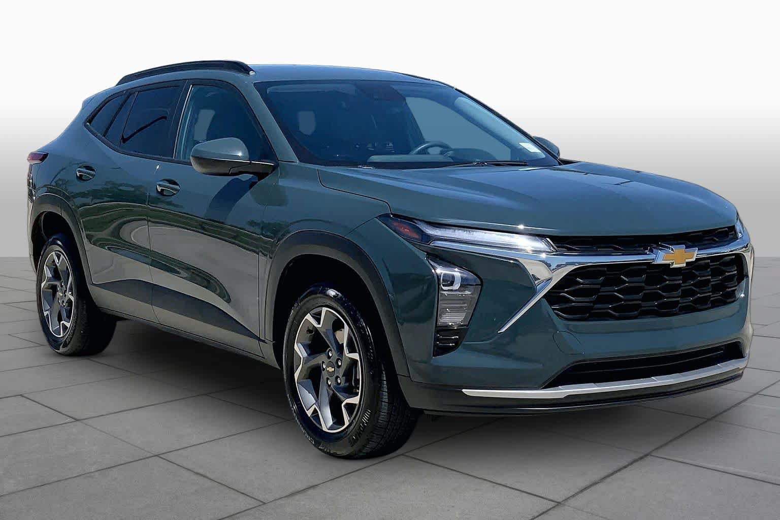 Used 2025 Chevrolet Trax LT FWD image 3
