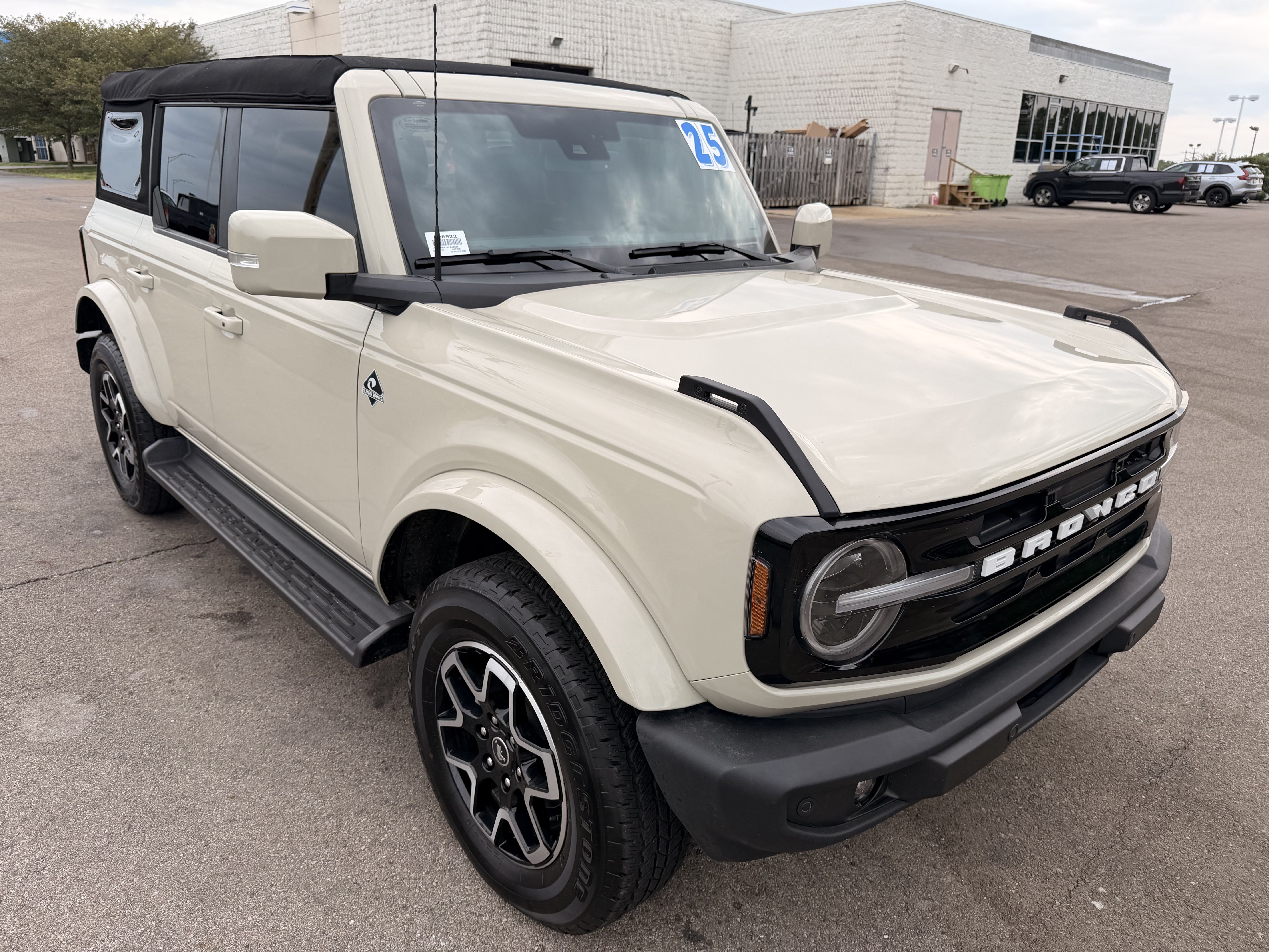 Used 2025 Ford Bronco Outer Banks AWD/4WD image 1