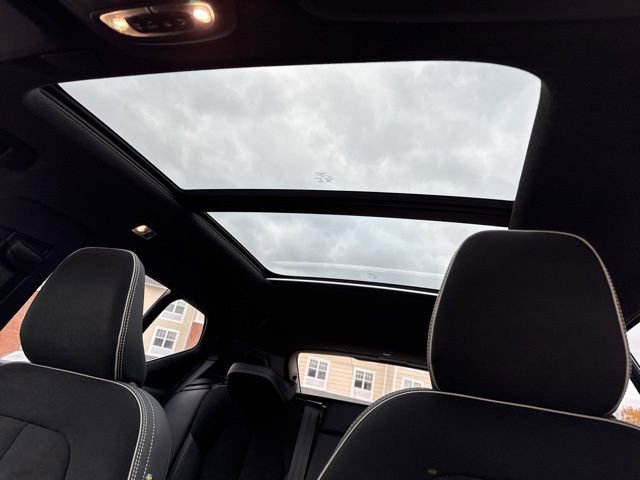 Certified 2022 Volvo XC40 T5 R-Design w/ Advanced Package image 23