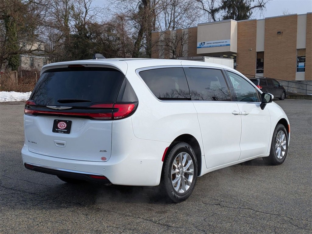 Certified 2023 Chrysler Pacifica Touring-L image 3