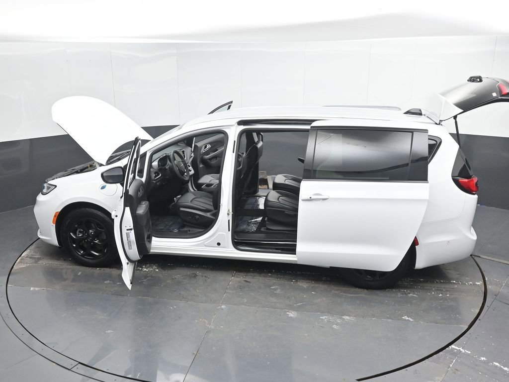 Used 2024 Chrysler Pacifica Select image 56