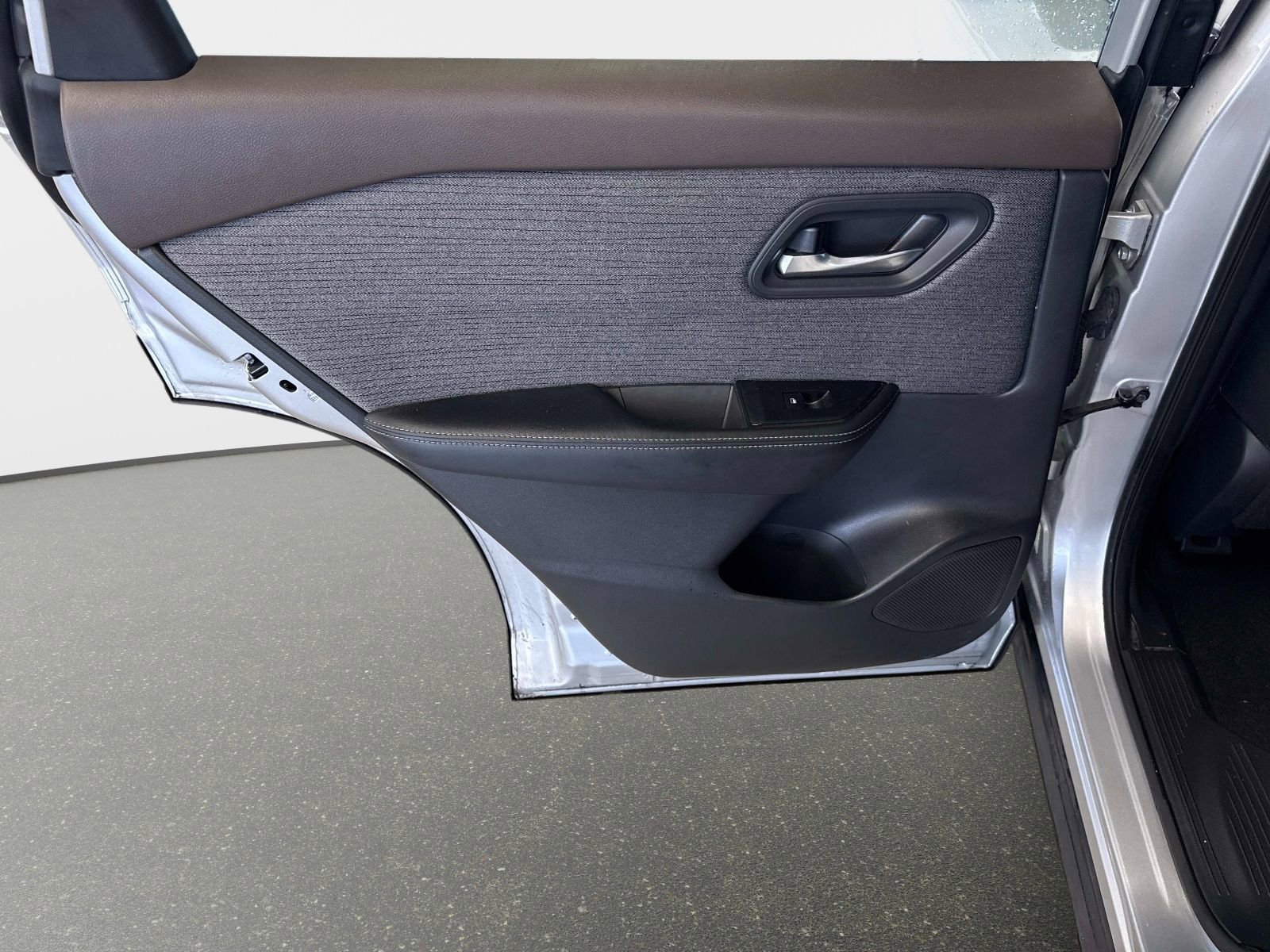 Used 2021 Nissan Rogue SV image 11