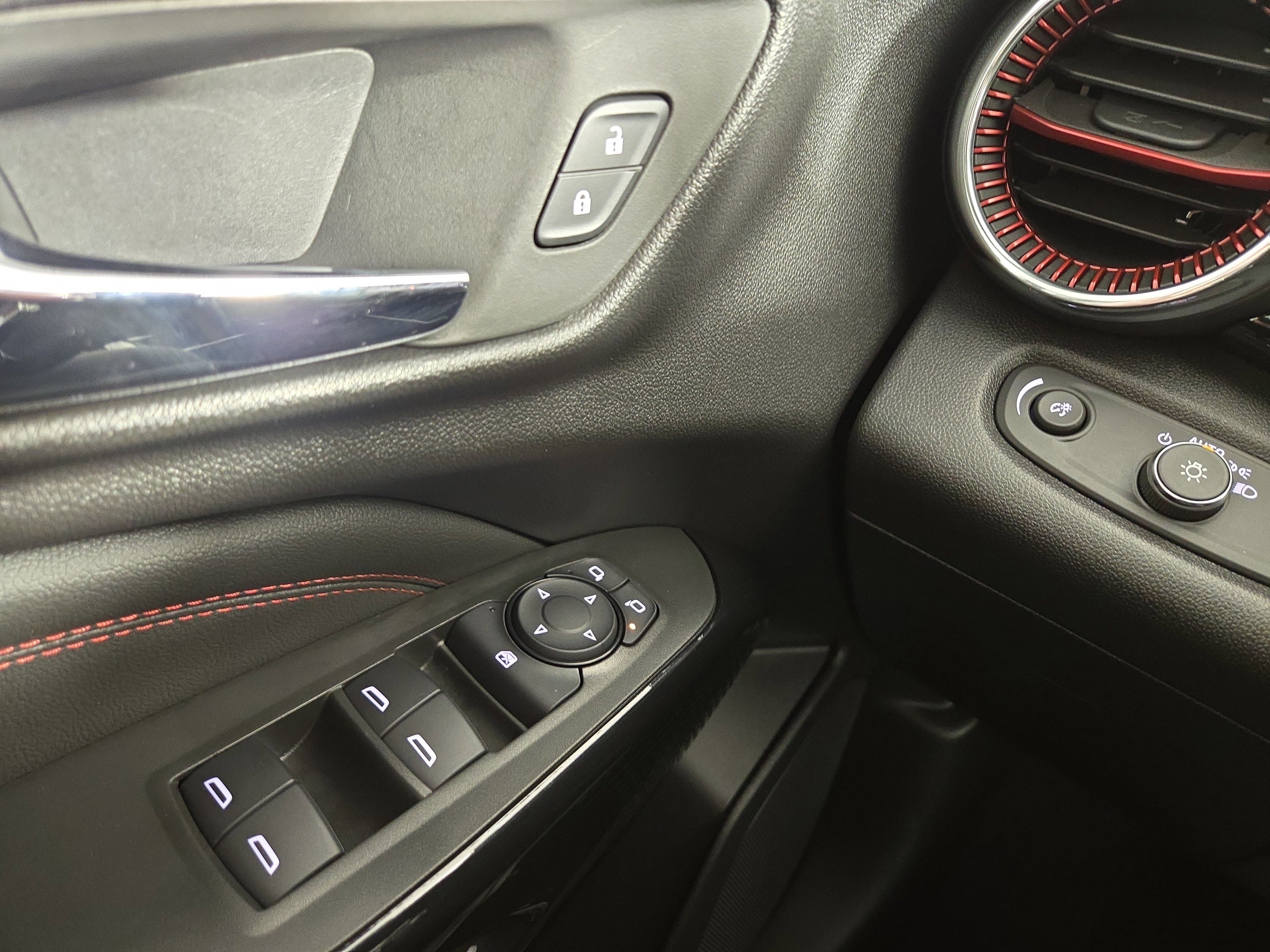 Certified 2025 Chevrolet Trax RS image 28