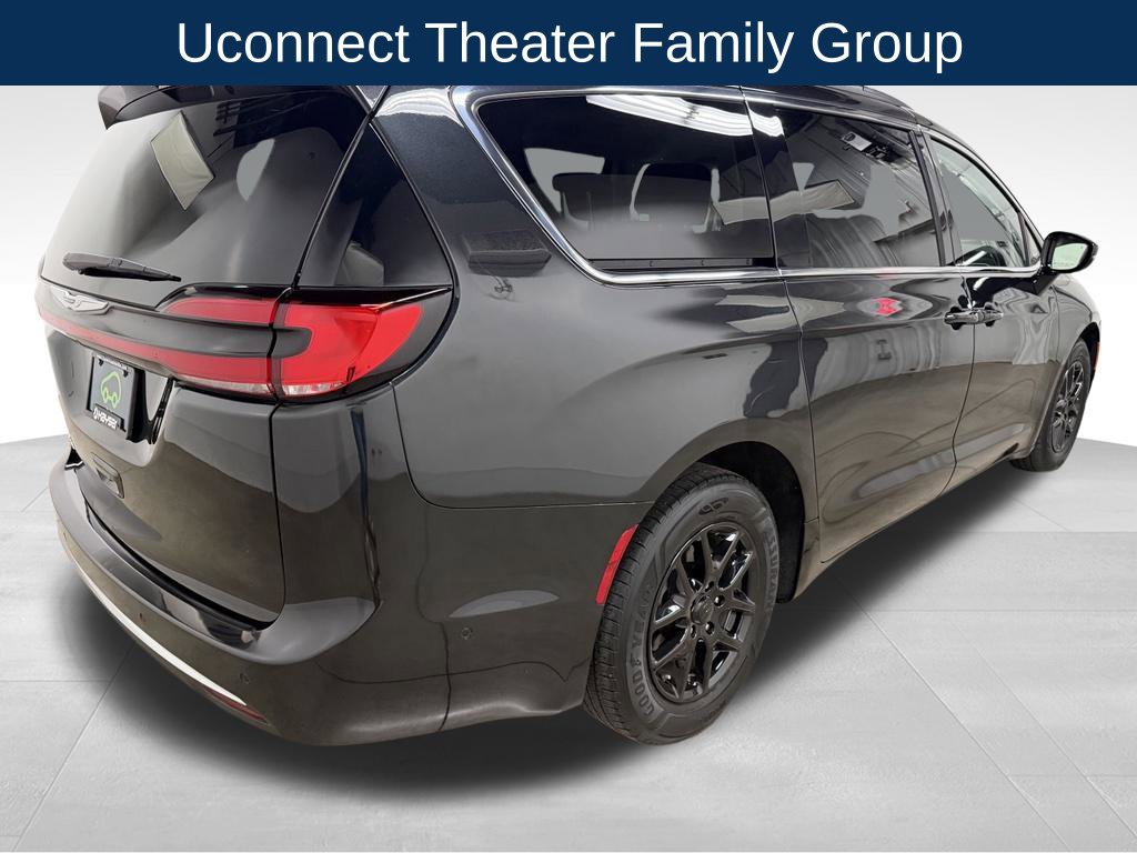 Used 2022 Chrysler Pacifica Touring-L w/ Uconnect Theater Family Group FWD image 6