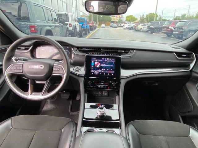 Used 2023 Jeep Grand Cherokee Altitude AWD/4WD image 15
