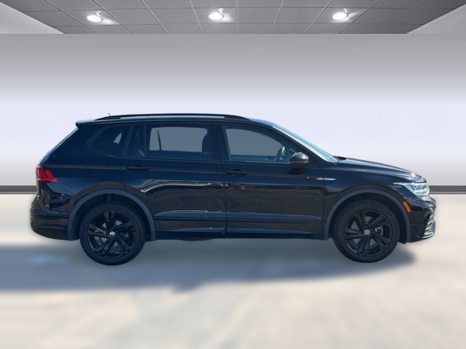 Used 2023 Volkswagen Tiguan SE R-Line AWD/4WD image 8