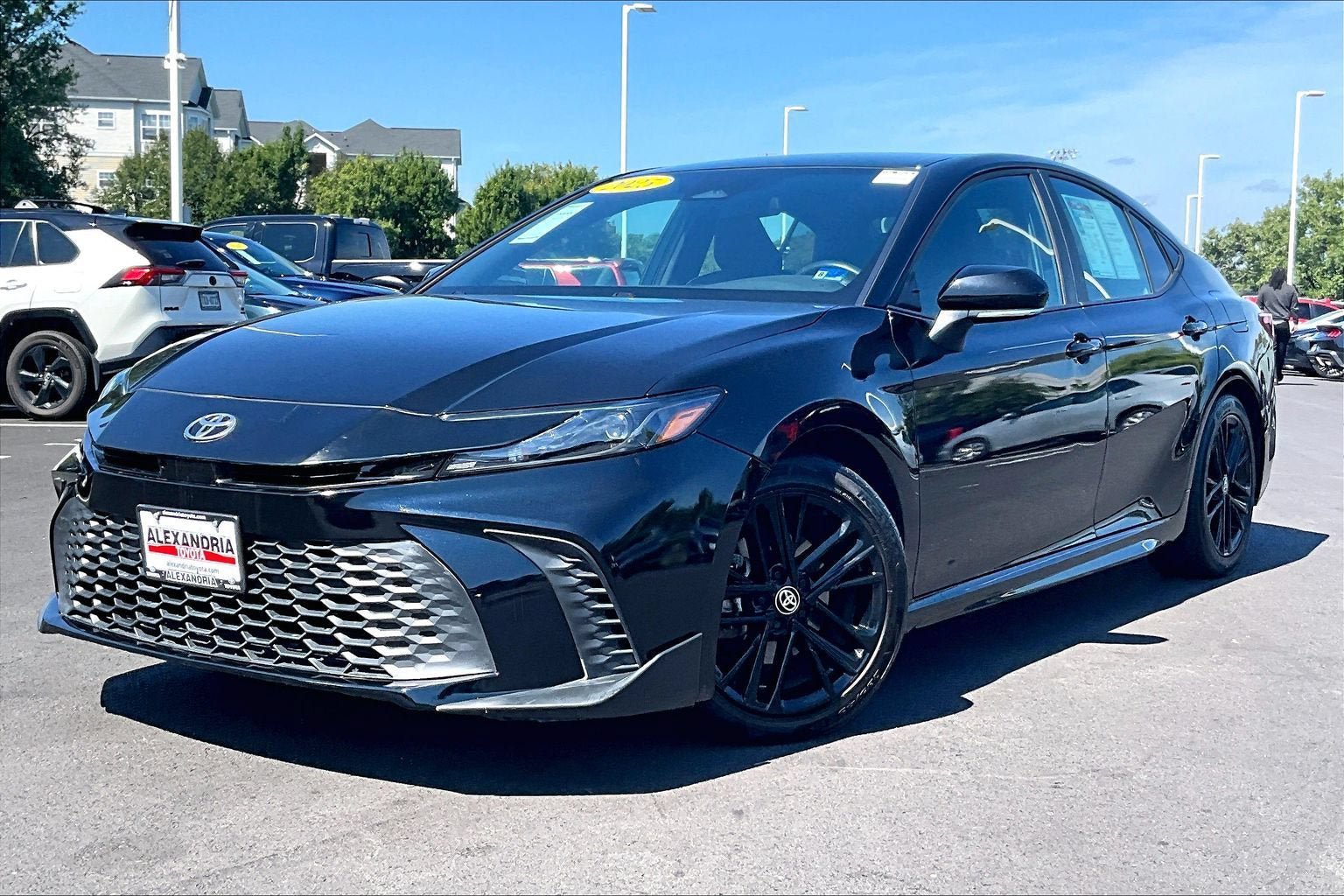 Used 2025 Toyota Camry SE FWD image 1