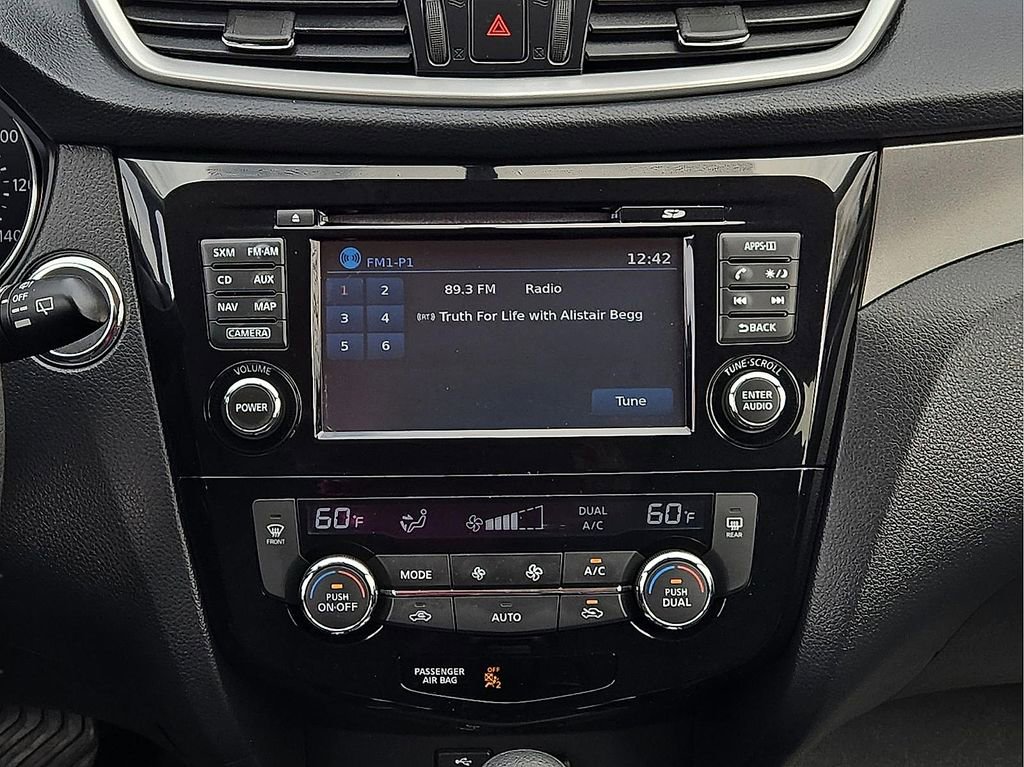 Used 2016 Nissan Rogue SV w/ SV Premium Package image 12