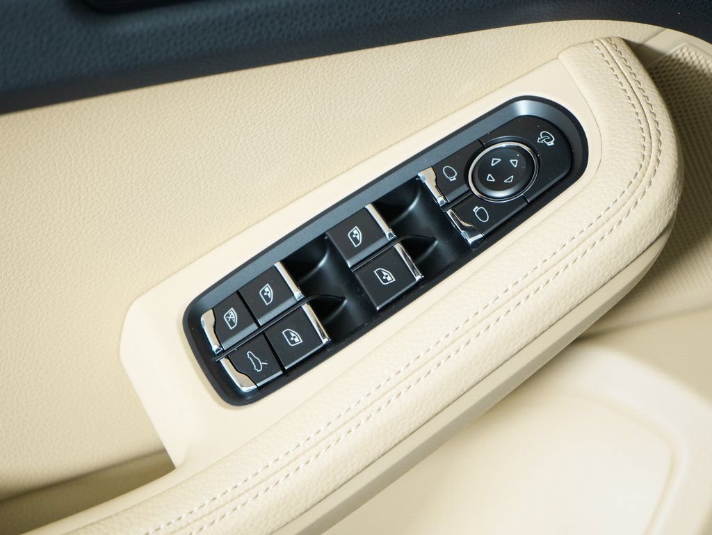 Certified 2026 Porsche Macan AWD/4WD image 16