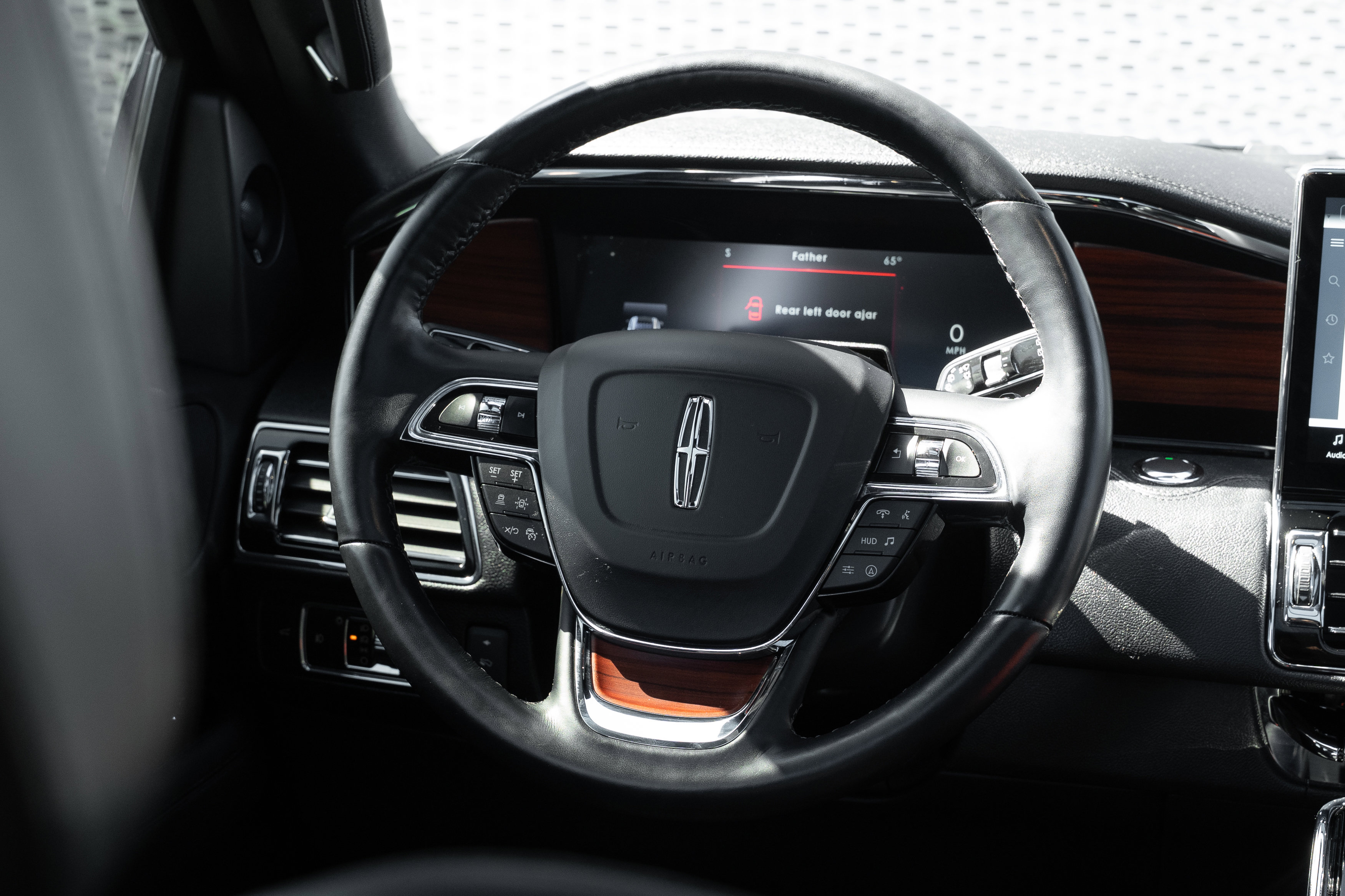 Used 2024 Lincoln Navigator Reserve w/ Monochromatic Package AWD/4WD image 9