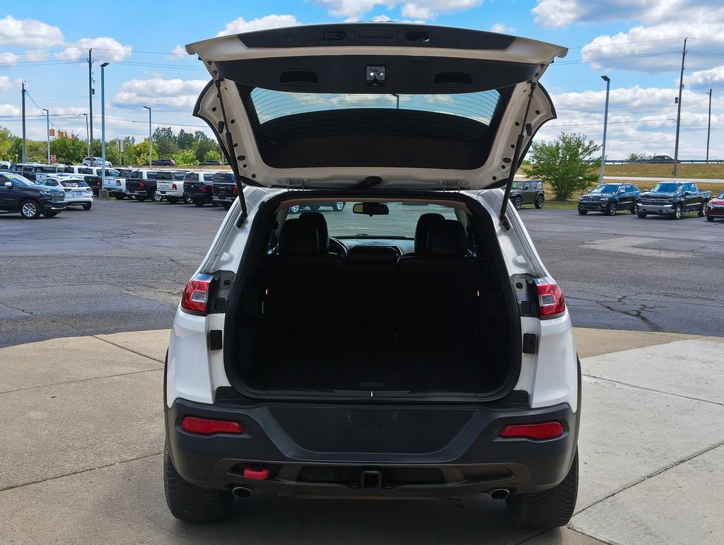 Used 2016 Jeep Cherokee Trailhawk w/ Leather Interior Group AWD/4WD image 13