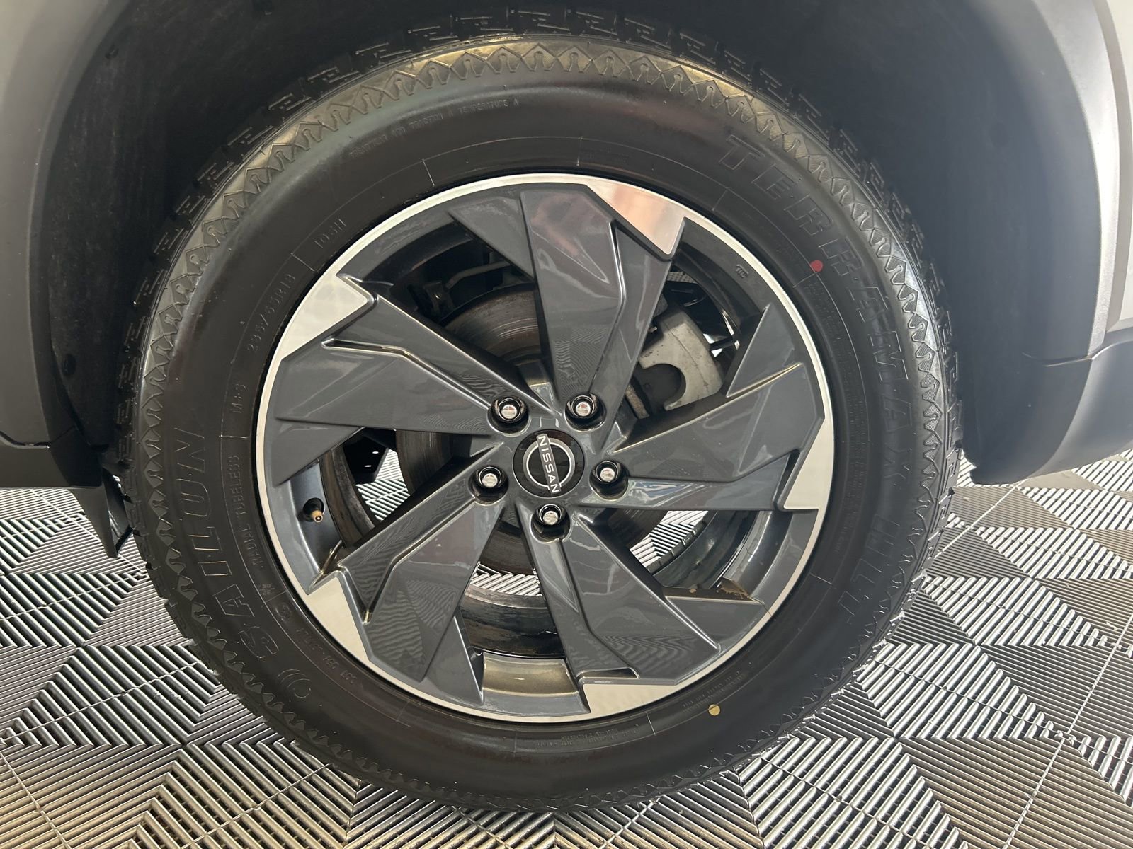 Used 2025 Nissan Rogue SV FWD image 8