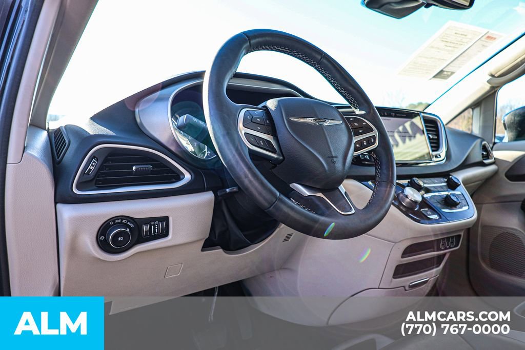 Used 2023 Chrysler Pacifica Touring-L image 30
