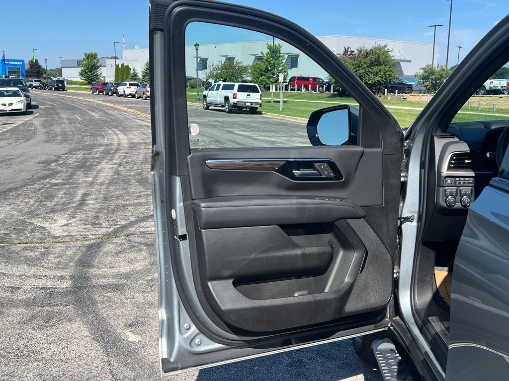 Used 2025 Chevrolet Suburban Z71 AWD/4WD image 10