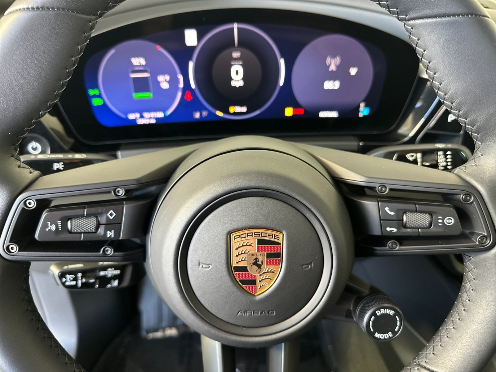 Certified 2025 Porsche Macan Electric RWD image 28
