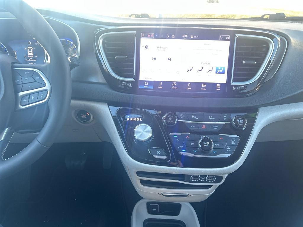 Used 2024 Chrysler Pacifica Touring-L FWD image 18