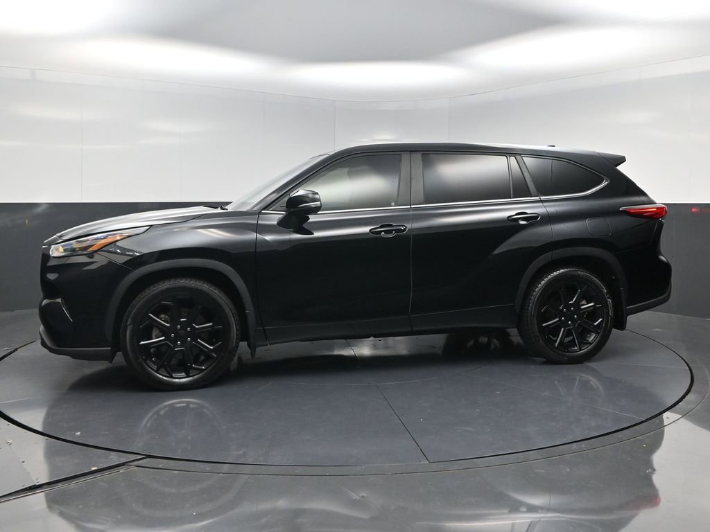 Used 2023 Toyota Highlander LE FWD image 3