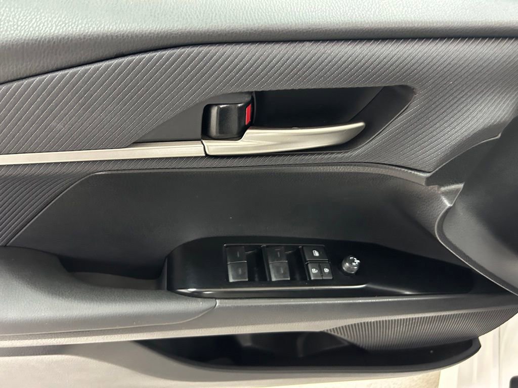 Used 2025 Toyota Camry SE w/ Convenience Package FWD image 15