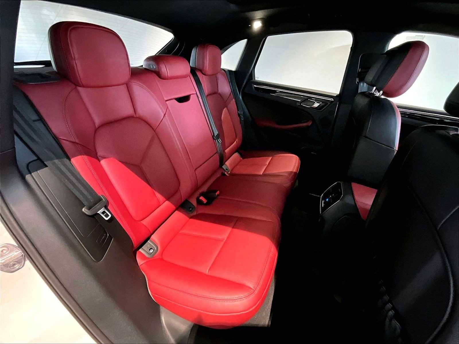 Used 2025 Porsche Macan image 32