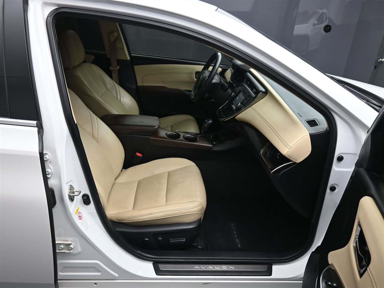 Used 2016 Toyota Avalon Limited image 9