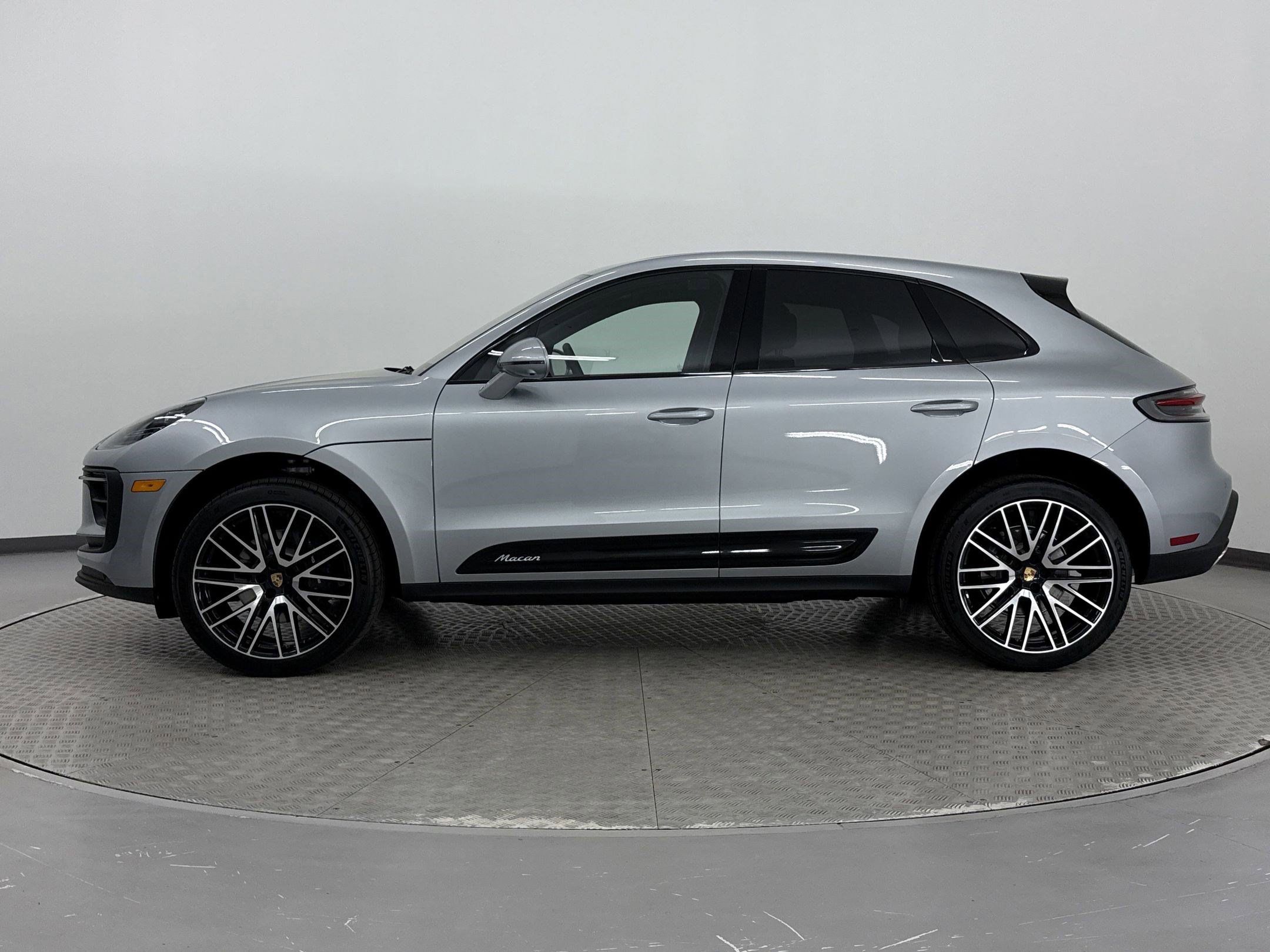 Used 2025 Porsche Macan image 2