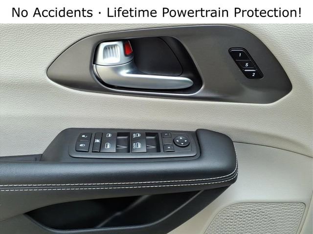 Used 2024 Chrysler Pacifica Touring-L image 11