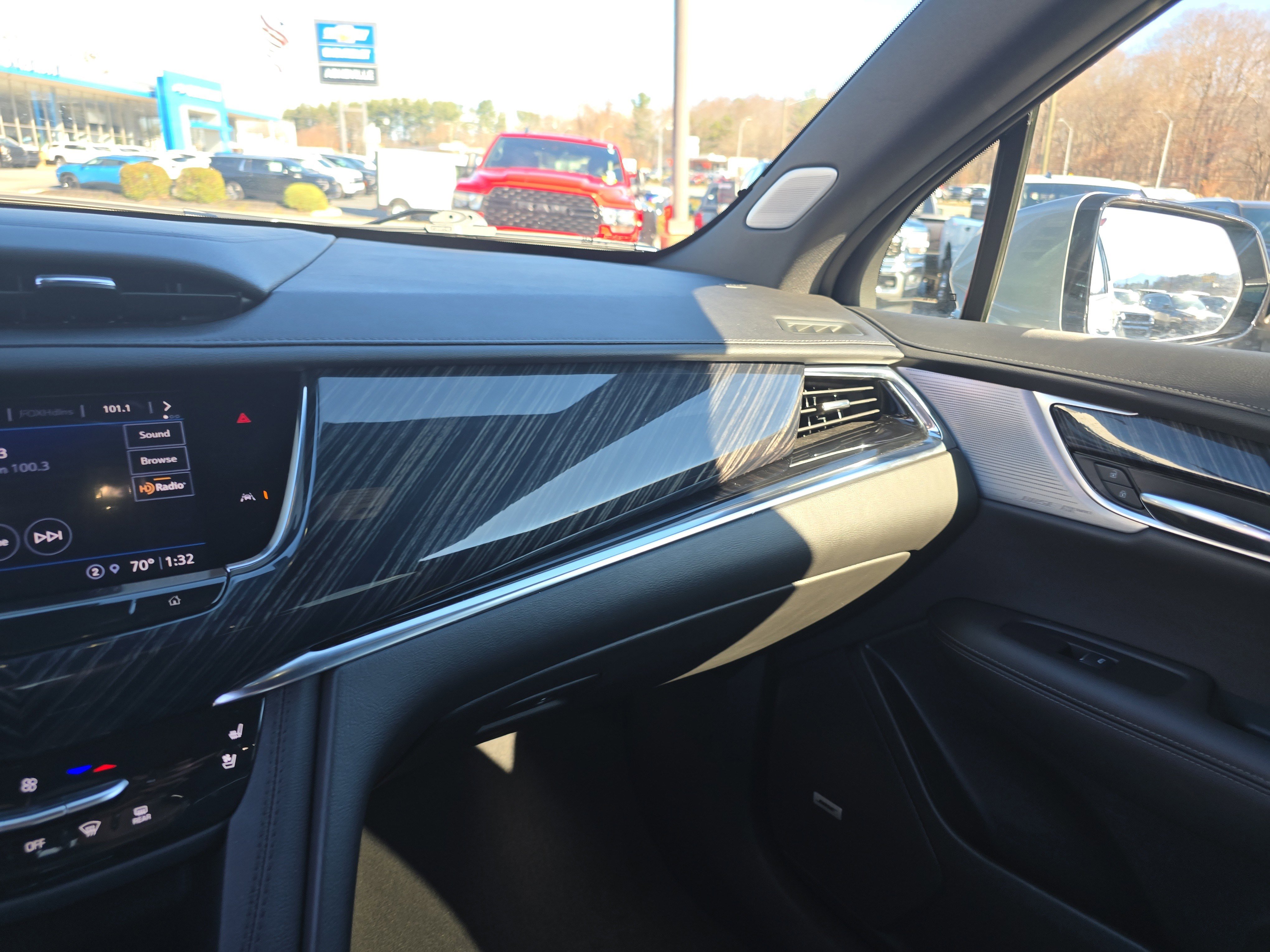 Used 2025 Cadillac XT6 Premium Luxury image 25