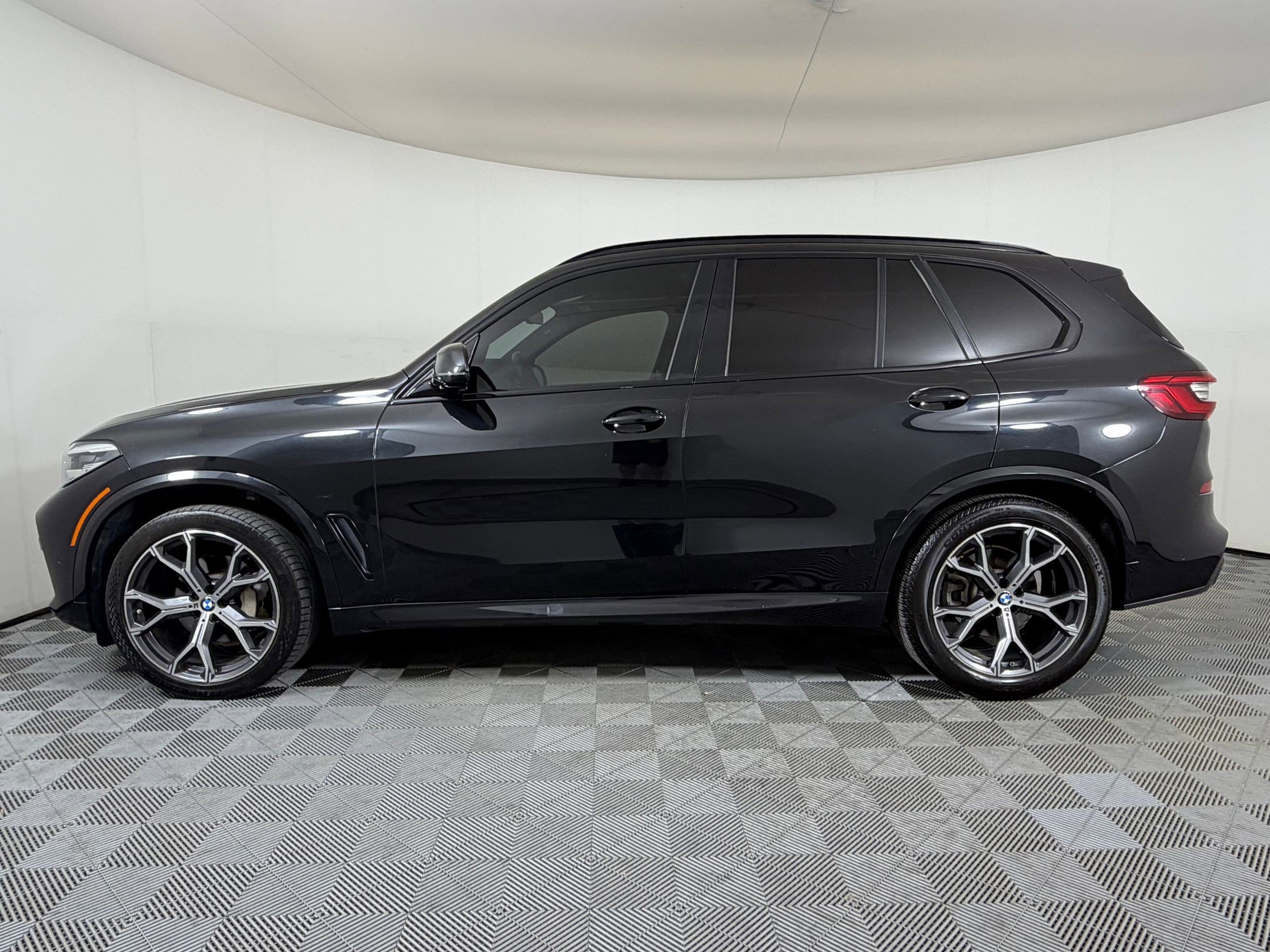 Used 2020 BMW X5 sDrive40i w/ M Sport Package RWD image 2